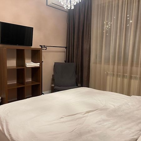 Room In A Private House - 5 Min From Therme And Airport Corbeanca المظهر الخارجي الصورة